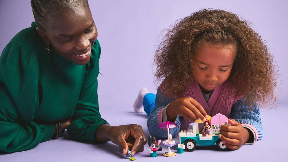 Maminka s dcerou si hrají s LEGO® Friends 42644 Zmrzlinářské auto v městečku Heartlake_03