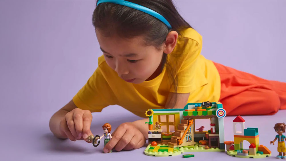 Dívka si hraje s minipanenkou z LEGO® Friends 42646 Pokoj Autumn_03