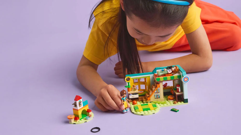 Dívka si hraje s LEGO® Friends 42646 Pokoj Autumn_04