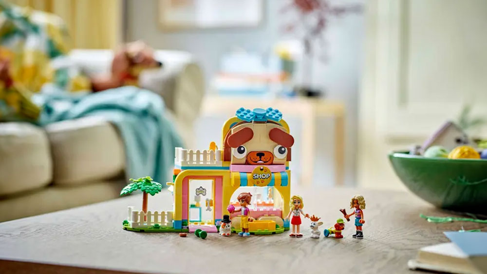 Stavebnice LEGO® Friends 42650 Obchod s doplňky pro mazlíčky složené na stole v obýváku_02