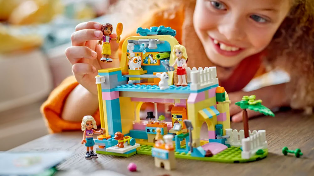 Holčička hrající si se stavebnicí LEGO® Friends 42650 Obchod s doplňky pro mazlíčky_03