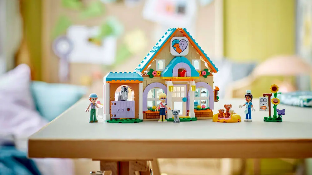Stavebnice LEGO® Friends 46251 Veterinární klinika pro koně a domácí mazlíčky postavená na stole v pokoji_02