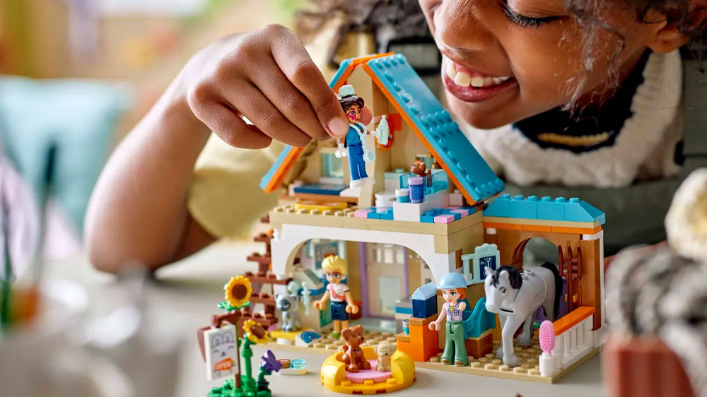 Holčička hrající si se stavebnicí LEGO® Friends 46251 Veterinární klinika pro koně a domácí mazlíčky_03