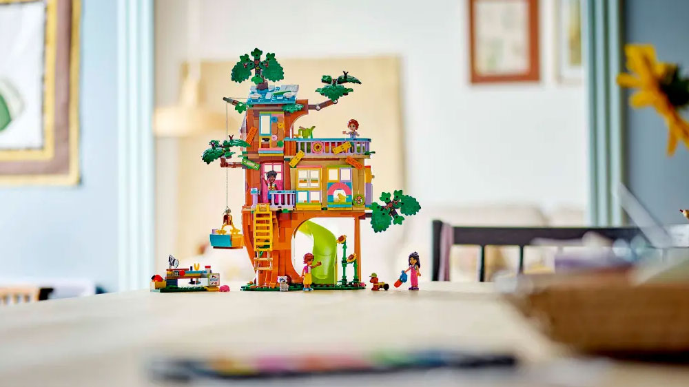 Stavebnice LEGO® Friends 42652 Dům přátelství na stromě postavená na stole v místnosti_02