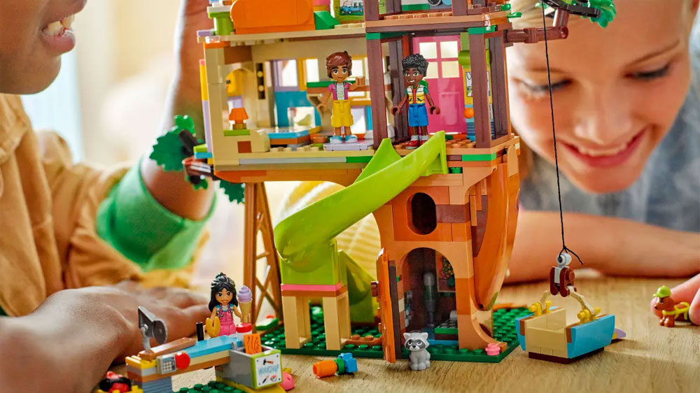 Kluk a holka hrající si společně se stavebnicí LEGO® Friends 42652 Dům přátelství _03