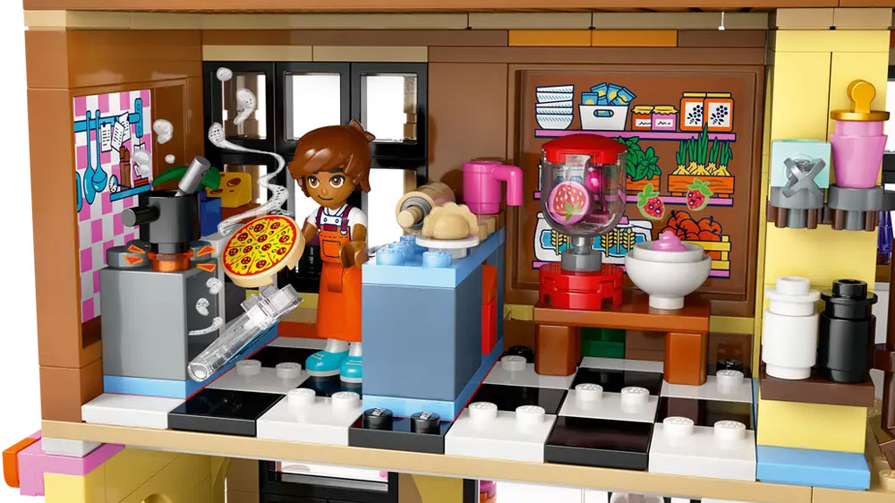 Detail místnosti kuchyně stavebnice LEGO® Friends 42655 Restaurace a škola vaření s figurkou, která peče pizzu_02