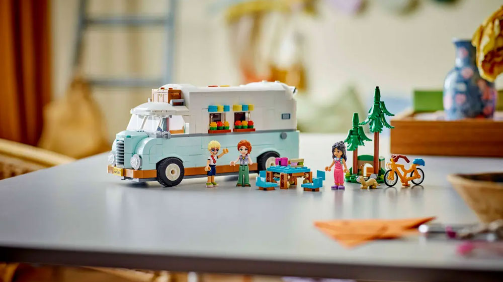 Stavebnice LEGO® Friends 42633 Dobrodružství s karavanem přátelství postavená na stole v pokoji_02