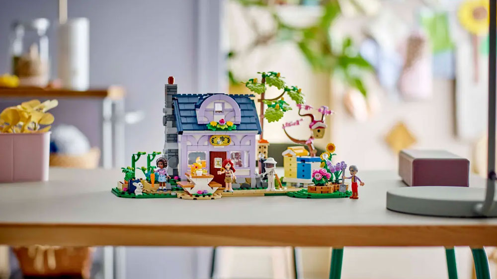 Stavebnice LEGO® Friends 42669 Dům včelařů a květinová zahrádka postavená na tole v pokoji_02