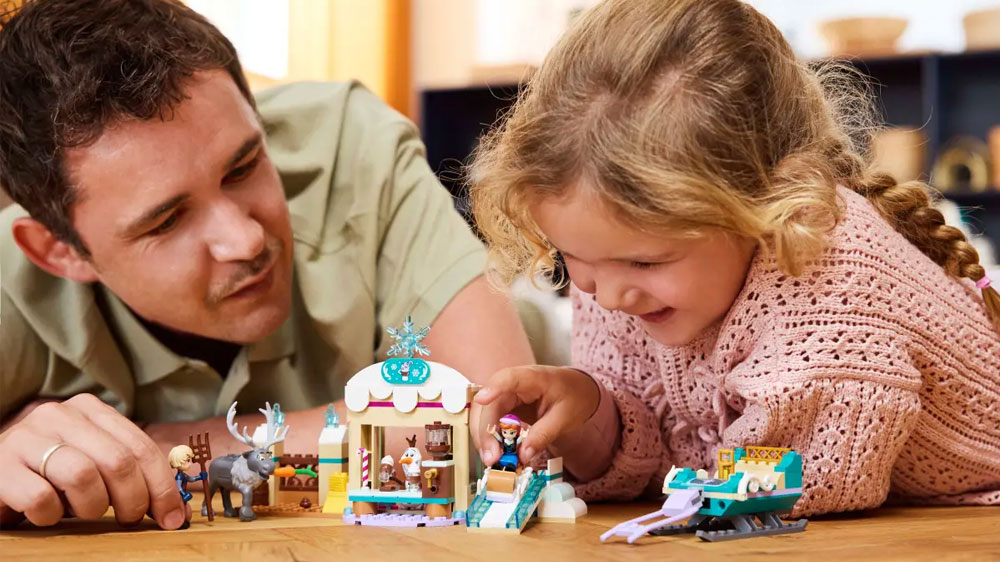 Otec s dcerou hrající si se stavebnicí LEGO® Dysney Princess 43256 Anna a dobrodružství na saních _03