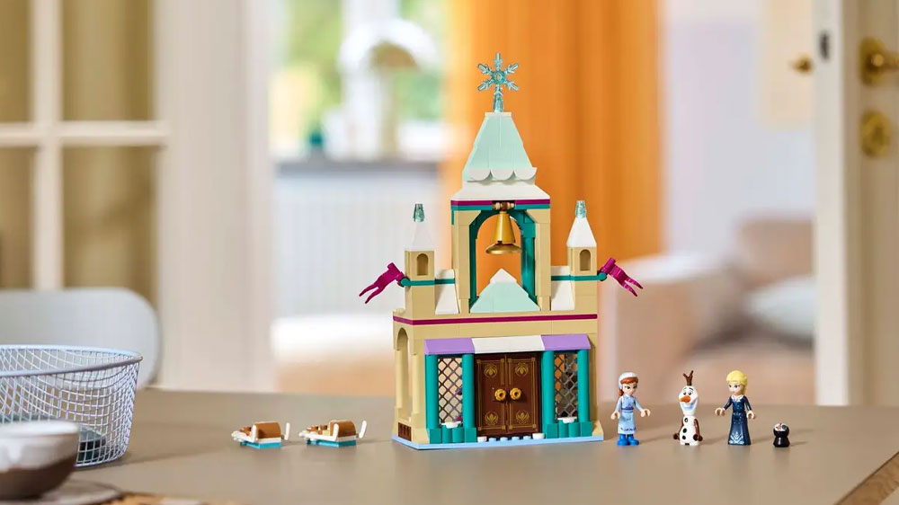 Složené LEGO® Disney™ 43265 Hrad Arendelle z filmu Ledové království postavené na stole_02