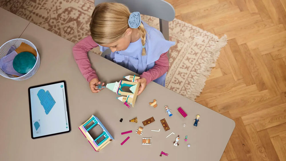 Holčička staví LEGO® Disney™ 43265 Hrad Arendelle z filmu Ledové království pomocí aplikace LEGO® Builder_03