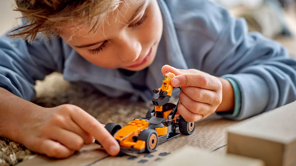 Chlapec hrající si s LEGO® City™ 60442 Jezdec F1® se závodním vozem McLaren_02