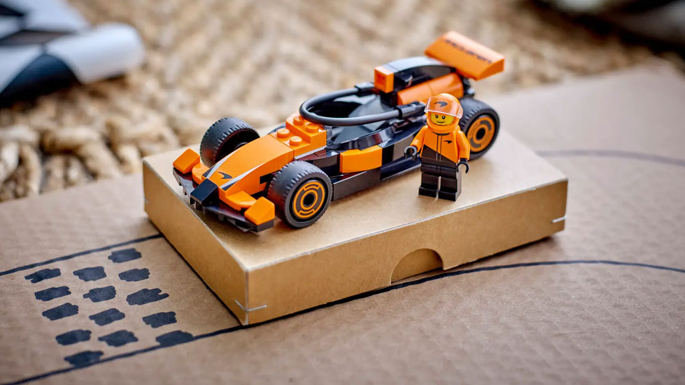 LEGO® City™ 60442 Jezdec F1® se závodním vozem McLaren položené na krabičce_03