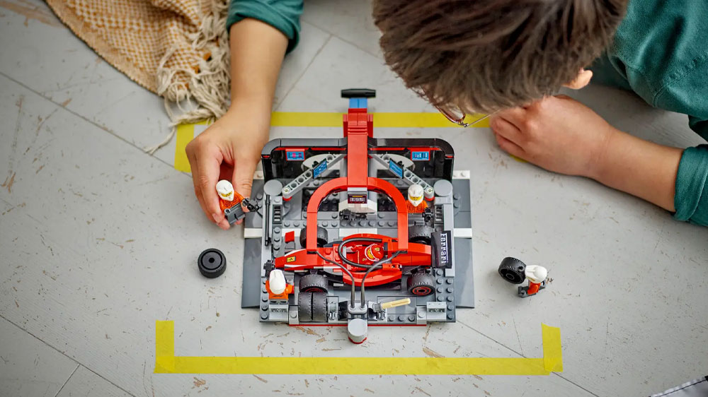 Chlapec hraj&iacute;c&iacute; si se stavebnic&iacute; LEGO&reg; City&trade; 60443 Zast&aacute;vka v boxech F1&reg; a person&aacute;l s vozem Ferrari_02