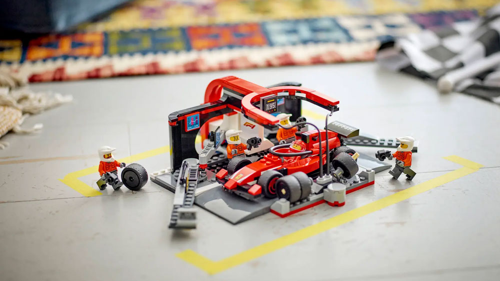 LEGO&reg; City&trade; 60443 Zast&aacute;vka v boxech F1&reg; a person&aacute;l s vozem Ferrari_03