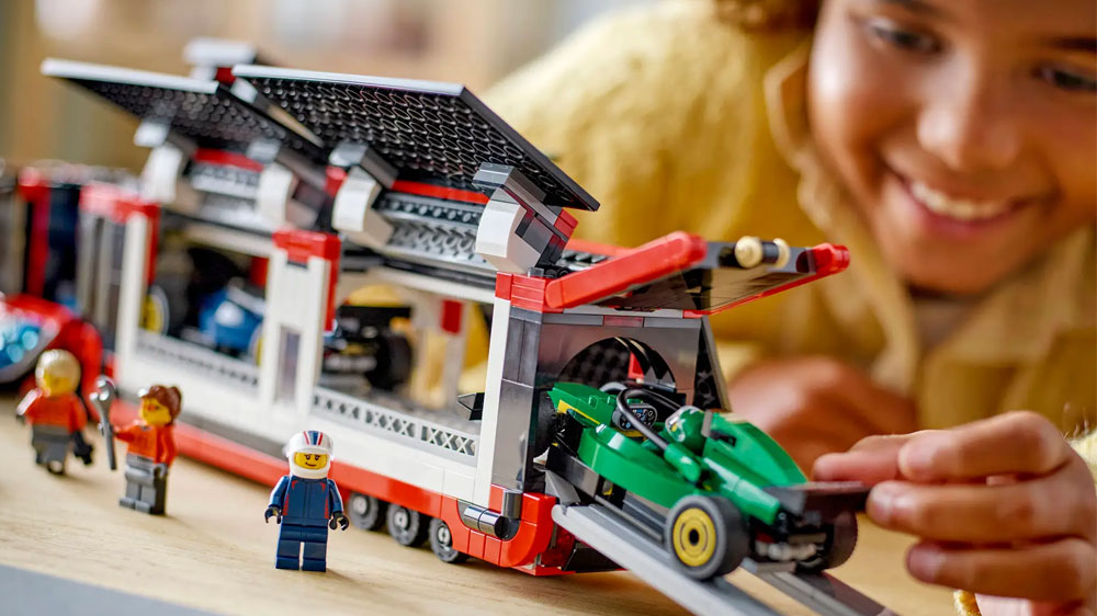 Holčička sjíždějící autem z kamionu LEGO® City™ 60445_02