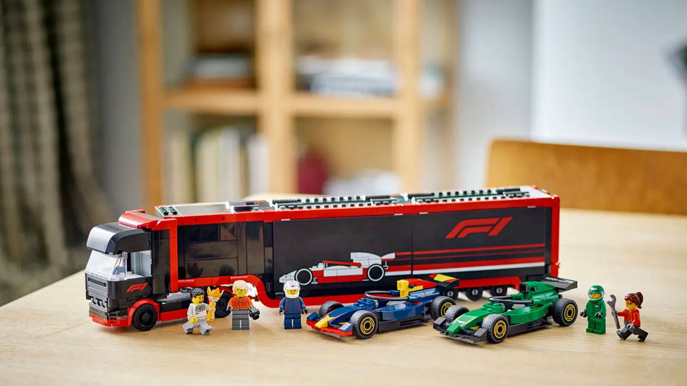LEGO® City™ 60445 Kamion F1® s vozy F1® RB20 a AMR24 položené na stole_03