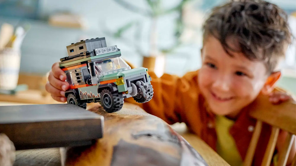 Chlapec hrající si s LEGO® City™ 60447 Terénní horské nákladní auto 4x4_02