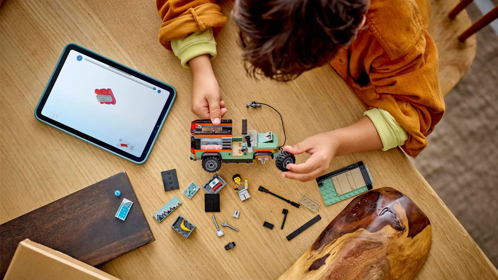 Chlapec stavící LEGO® City™ 60447 Terénní horské nákladní auto 4x4_03