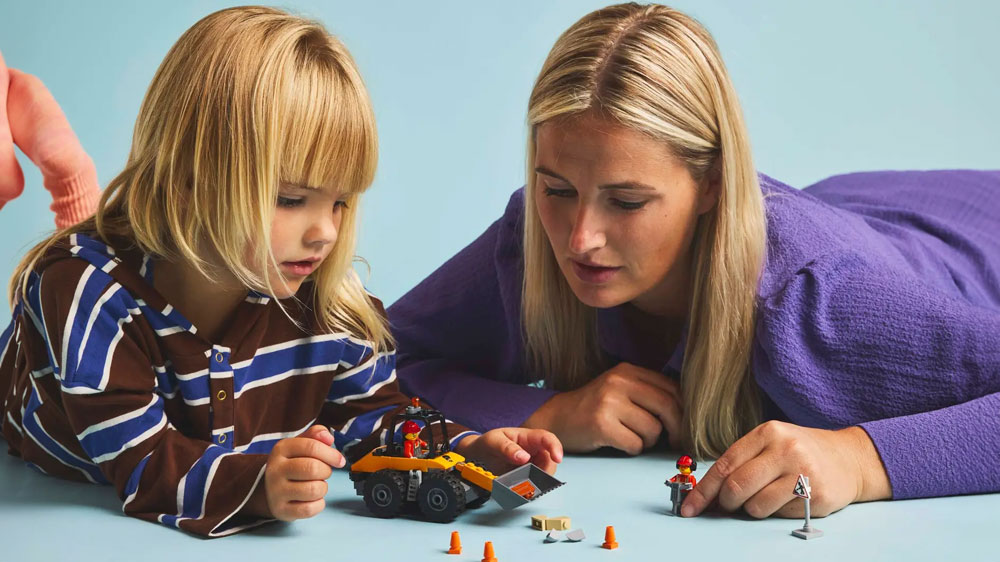 Žena a dítě hrající si s LEGO® City™ 60450 Žlutý kolový nakladač_02