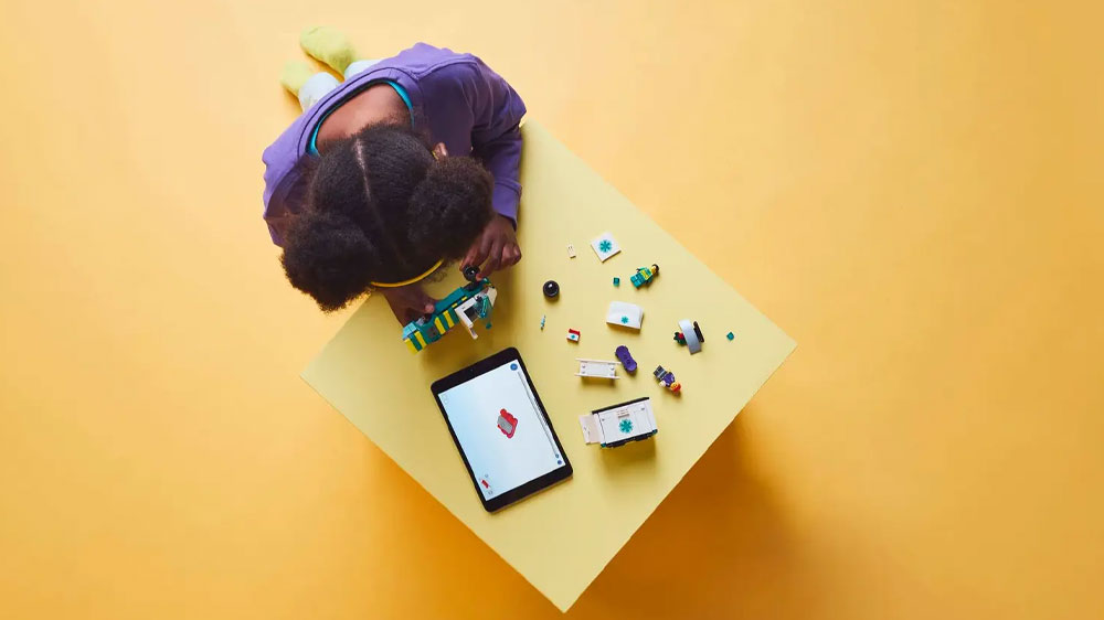 Dítě stavějící LEGO® City™ 60451 Sanitka pomocí návodu v aplikaci_03