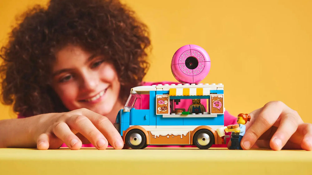Dívka hrající si s LEGO® City™ 60452 Truck s donuty_02