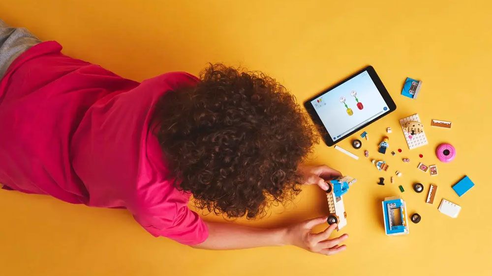 Dívka stavějící LEGO® City™ 60452 Truck pomocí aplikace LEGO® Builder_03