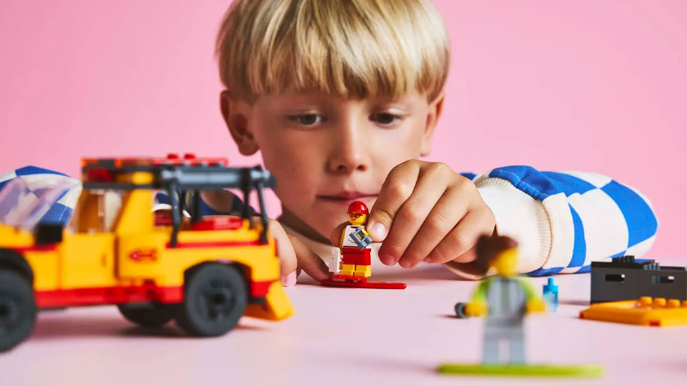 Chlapec hrající si s LEGO® City™ 60453 Záchranné auto pro plavčíka_02
