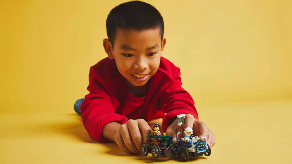 Chlapec závodí se stavebnicí LEGO® City 60459 Závodní balíček: Letadlo vs. nemocniční lůžko_02