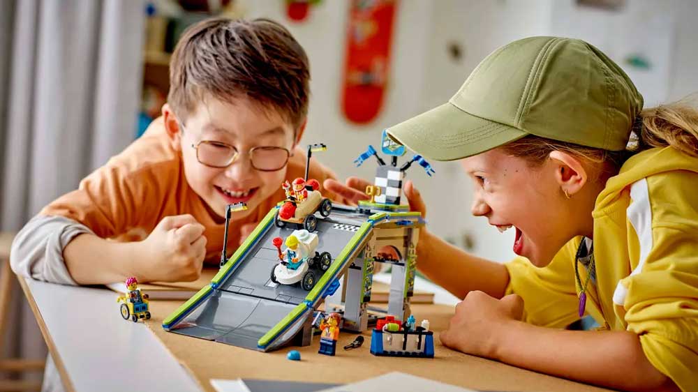 Děti si hrají se stavebnicí LEGO® City 60460 Tvoje pravidla: Závodní dráha s rampami_02
