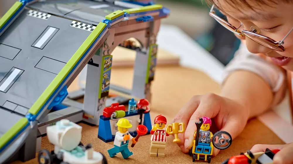Chlapec si hraje se stavebnicí LEGO® City 60460 Tvoje pravidla: Závodní dráha s rampami_03