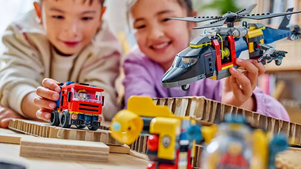 Děti si hrají se stavebnicí LEGO® City 60462 Remix: Helikoptéra, hasičský vůz a ponorka_03