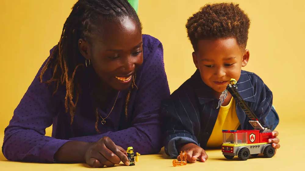 Chlapec si hraje se stavebnicí LEGO® City 60463 Hasičské auto s žebříkem_02