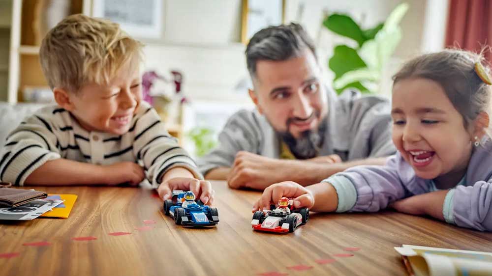 Děti si hrají se stavebnicí LEGO® City 60464 Závodní vozy F1® Williams Racing a Haas F1®_02