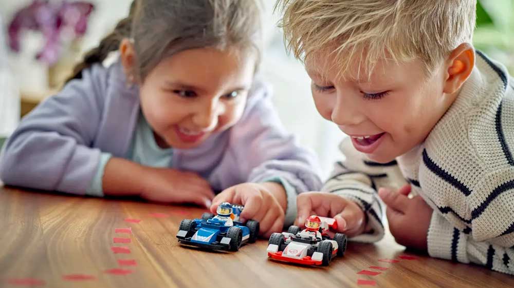 Děti si hrají se stavebnicí LEGO® City 60464 Závodní vozy F1® Williams Racing a Haas F1®_03