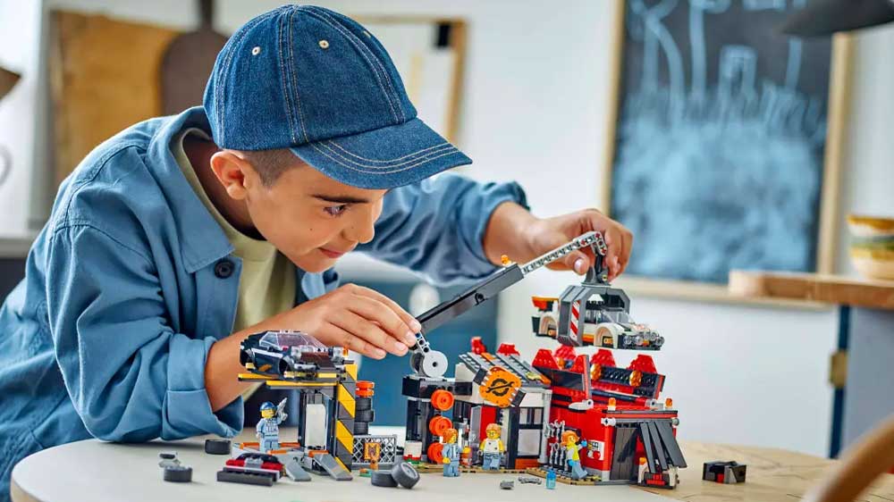 Chlapec si hraje se stavebnicí LEGO® City 60472 Vrakoviště s auty_02