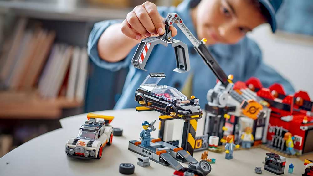 Chlapec si hraje se stavebnicí LEGO® City 60472 Vrakoviště s auty_03