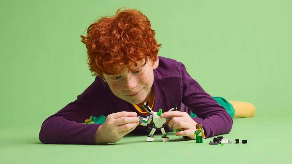 Chlapec si hraje se stavebnicí LEGO® DREAMZzz™ 71487 Z-Flekova dobrodružství s roboty a vozidly_02