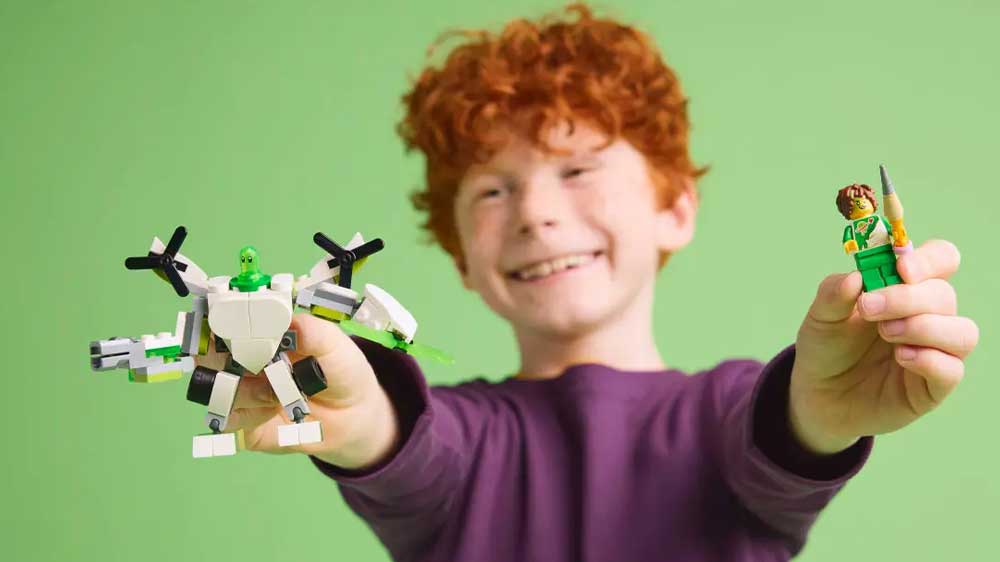 Chlapec si hraje se stavebnicí LEGO® DREAMZzz™ 71487 Z-Flekova dobrodružství s roboty a vozidly_03