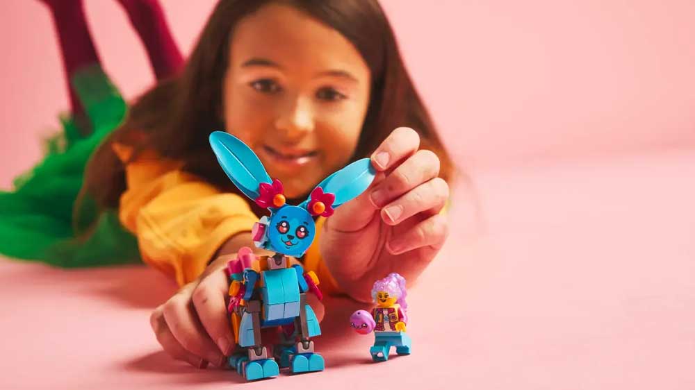 Dítě si hraje se stavebnicí LEGO® DREAMZzz™ 71488 Bunchu a kreativní zvířecí dobrodružství_02