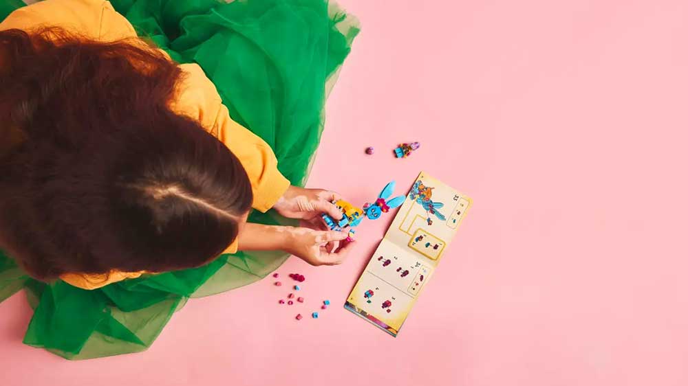 Dítě si hraje se stavebnicí LEGO® DREAMZzz™ 71488 Bunchu a kreativní zvířecí dobrodružství_03