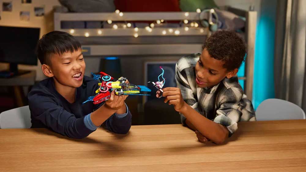 Chlapci hrající si se stavebnicí LEGO®DREAMZzz™71489 Cooperovo letadlo v podobě herního ovladače_02