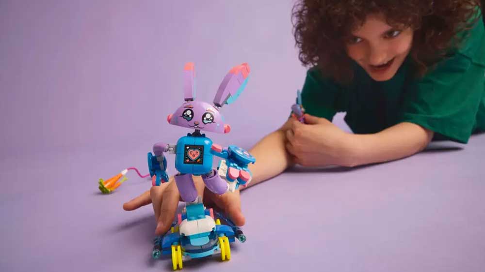 Chlapec hrající si se stavebnicí LEGO® DREAMZzz™ 71490 Izzie a herní králíček Bunchurro_02