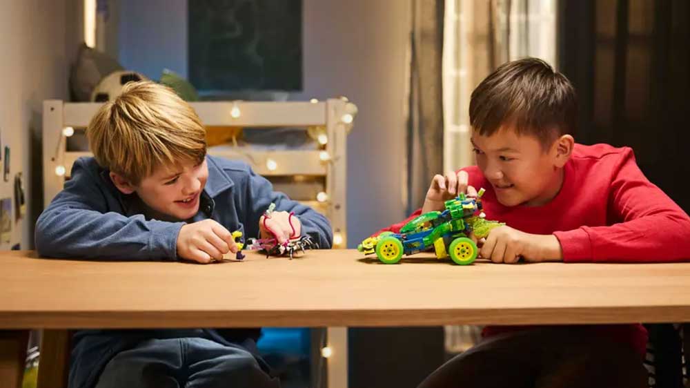 Chlapci hrající si se stavebnicí LEGO® DREAMZzz™ 71491 Mateo a akční závodní auto Z-Flek_02