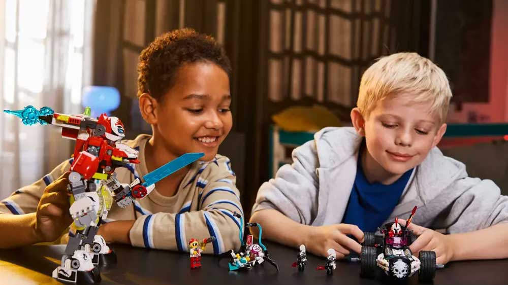 Chlapci hrající si se stavebnicí LEGO® DREAMZzz™ 71497 Cooperův tygří robot a Zerův hot rod_02