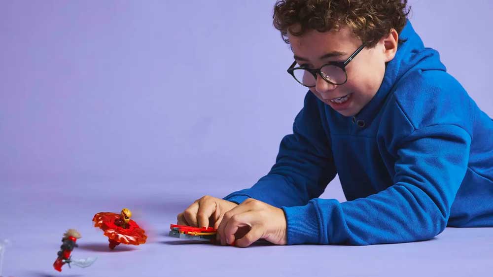 Chlapec hrající si se stavebnicí LEGO® NINJAGO® 71823 Kaiův dračí Spinjitzu spinner_02