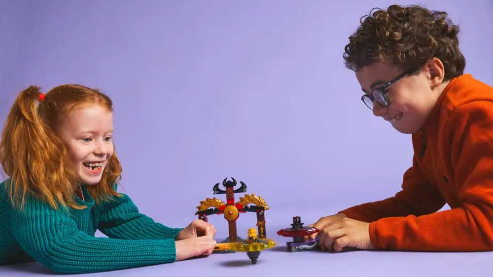Děti hrající si se stavebnicí LEGO® NINJAGO® Bitevní balíček dračího Spinjitzu_02
