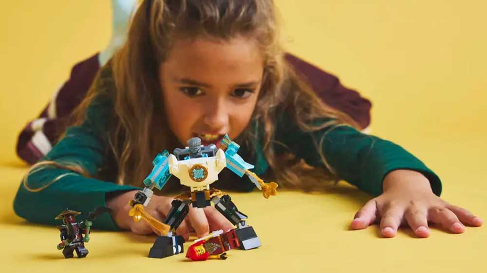 Holčička hrající si se stavebnicí LEGO® NINJAGO® 71827 Zaneův bojový robotický oblek_02