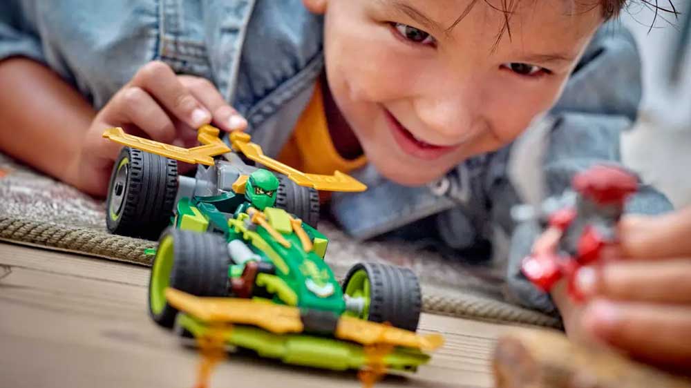 Chlapec hrající si se stavebnicí LEGO® NINJAGO® 71828 Lloydovo závodní auto s natahovacím motorem_02