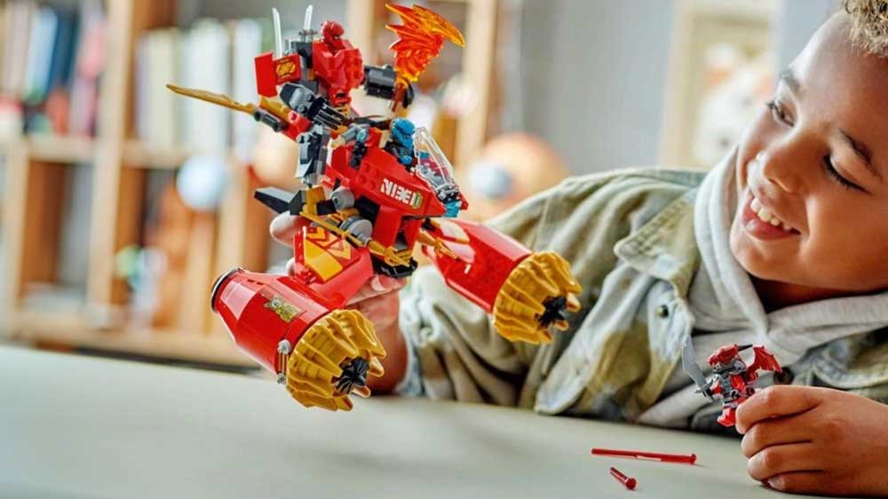 Malý chlapec hrající si se stavebnicí LEGO® NINJAGO® 71830 Kaiův bouřný jezdec a robot_02